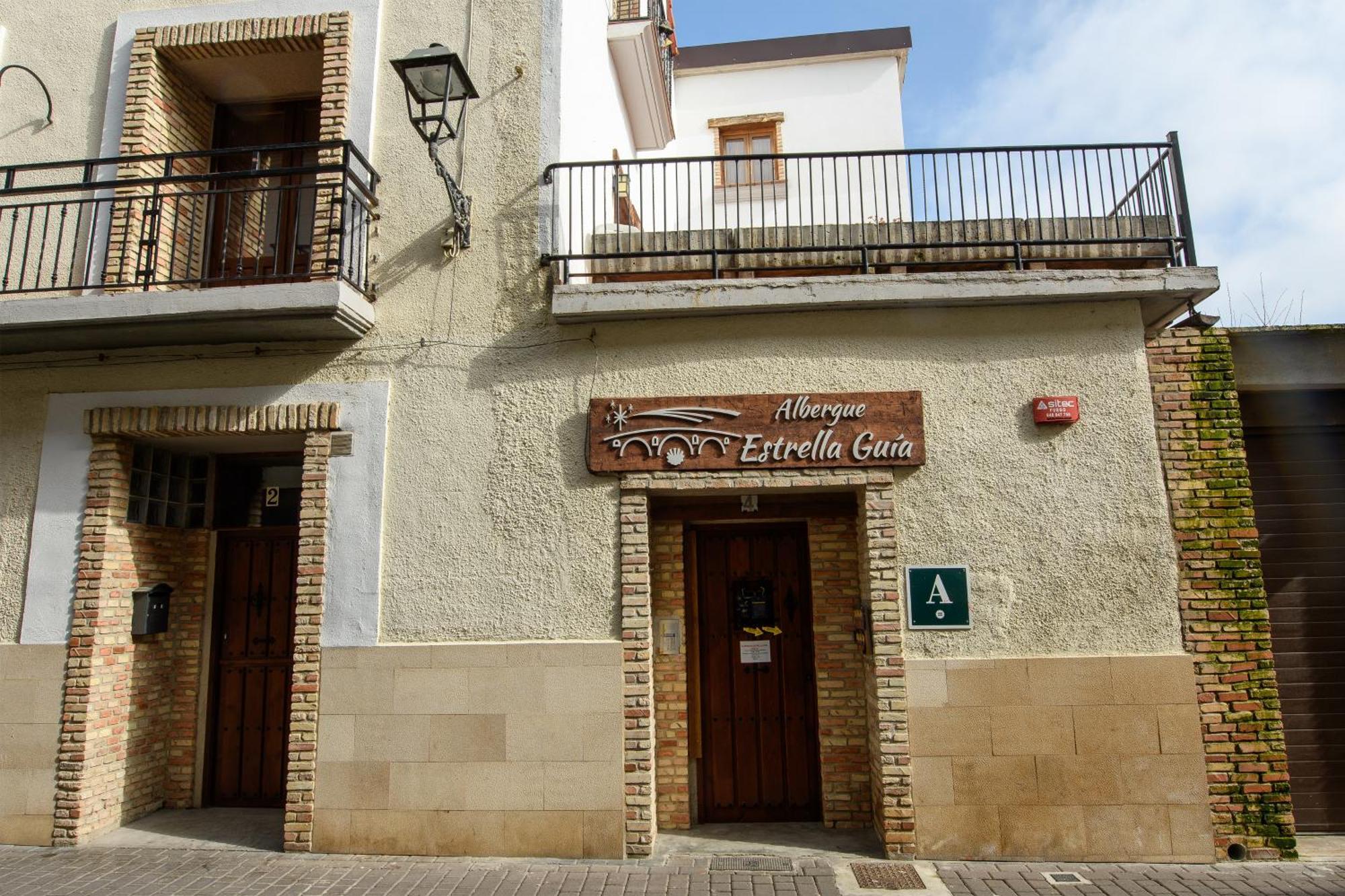 Albergue Estrella Guia Solo Peregrinos Puente la Reina Exterior foto