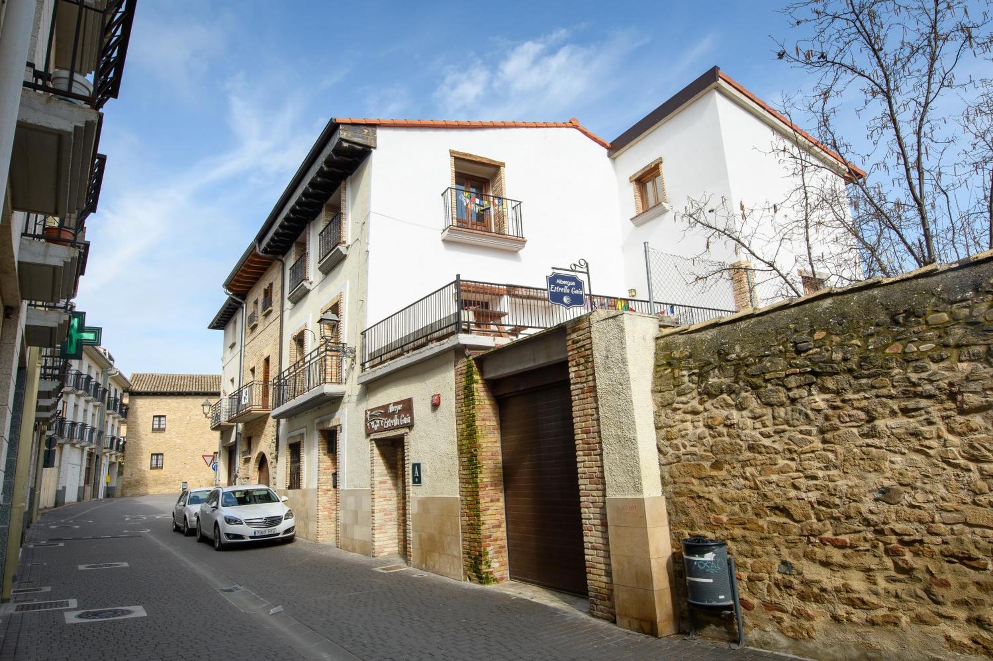 Albergue Estrella Guia Solo Peregrinos Puente la Reina Exterior foto