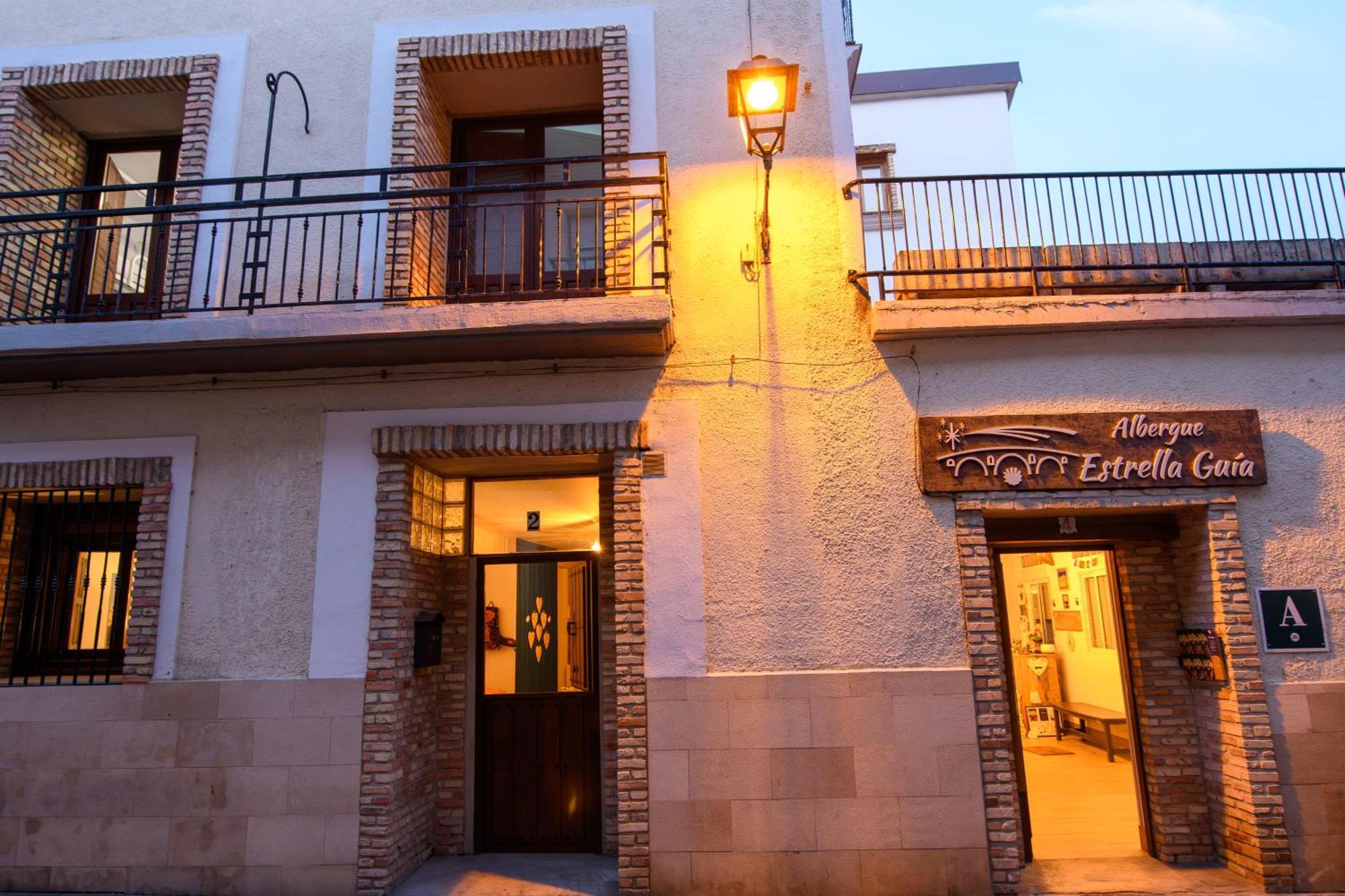 Albergue Estrella Guia Solo Peregrinos Puente la Reina Exterior foto